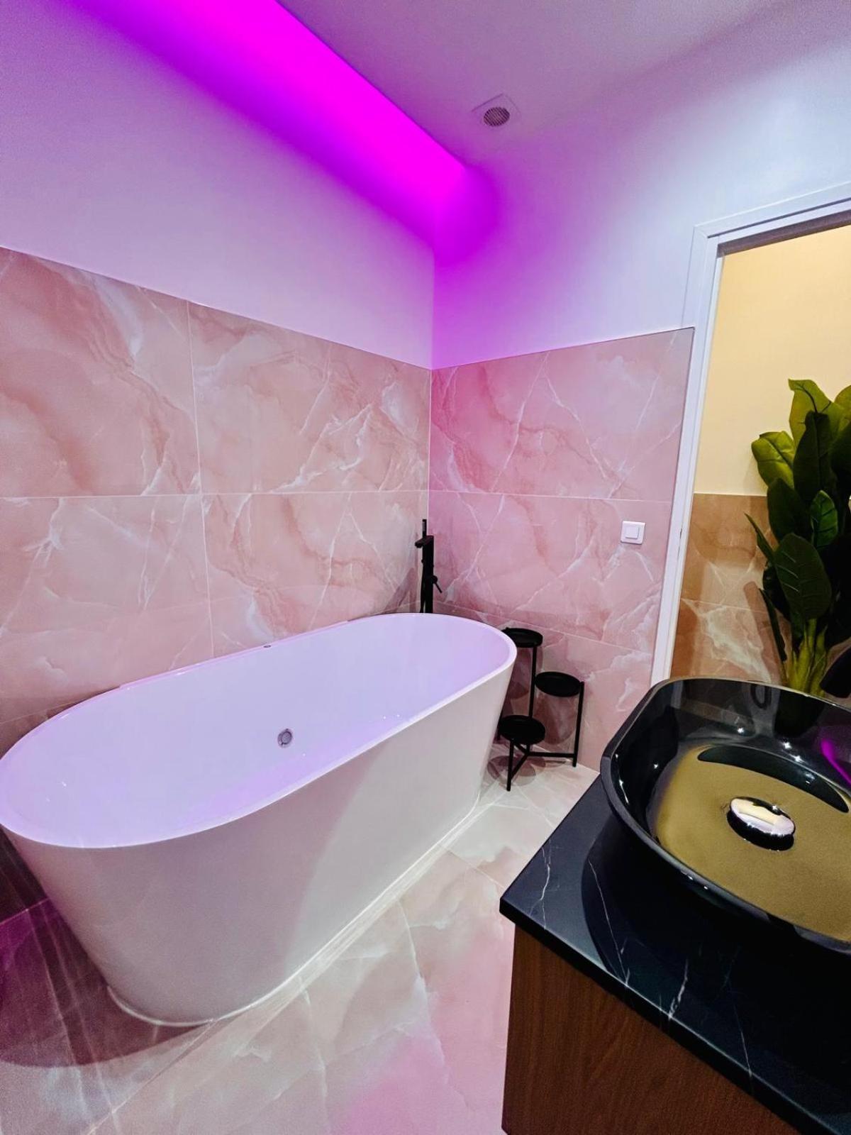 Intimate Escape - Seaside - Spa Bath - Wifi - Ac 니스 외부 사진